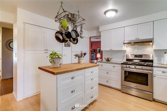 Building Photo - 3 bedroom 2.5 bathroom single family house...