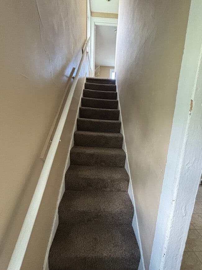 Building Photo - Section 8 welcome, 3 bedrooms 1 Bath. Spac...