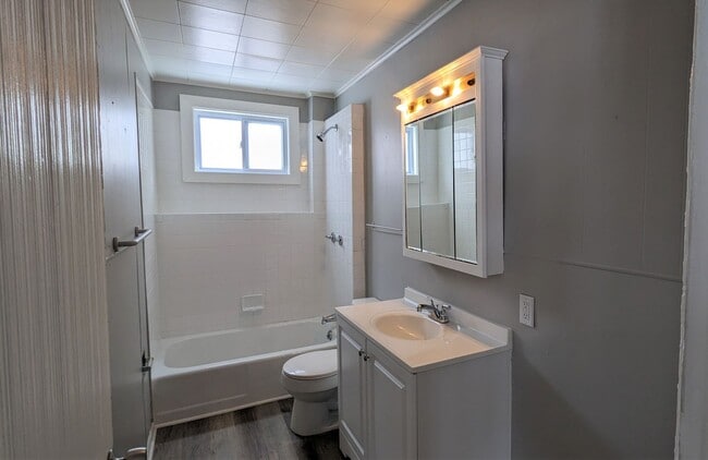 Building Photo - 1920 5th St