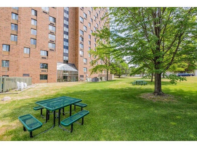 Building Photo - Spacious one-bedroom, one-bath condo in a fantastic St. Paul location!