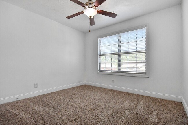 Building Photo - Pet Friendly Four Bedroom!