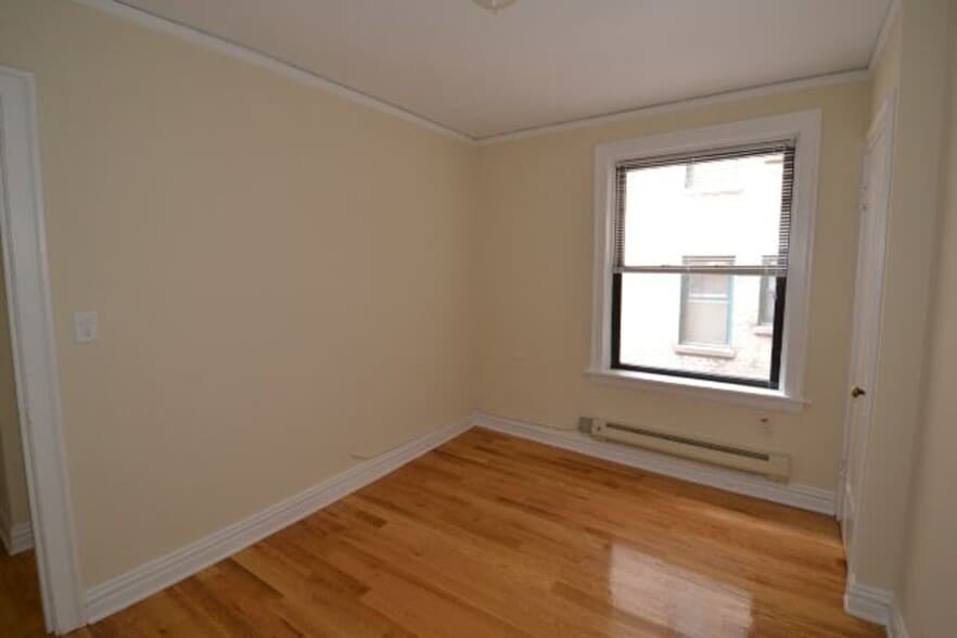 Building Photo - 429 W Roscoe St