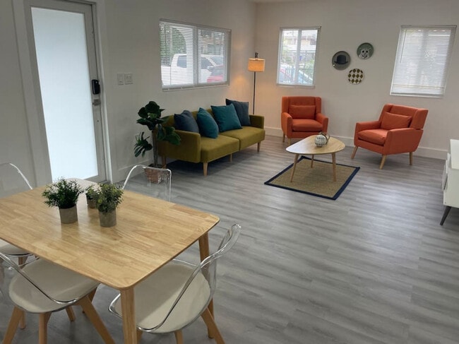 Building Photo - 2802 SW 21st St