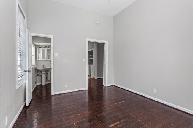 Building Photo - 511 9th St