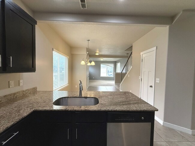Building Photo - AVAILABLE JULY 1ST | 3 BED | 2.5 BATH | $2,295/MO