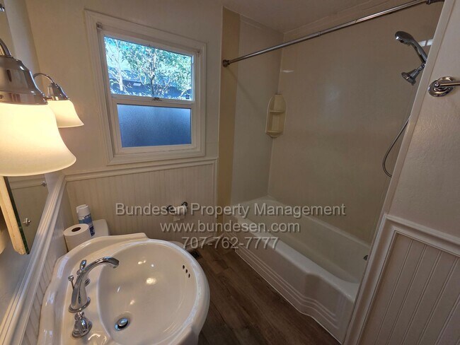 Building Photo - Charming home near Montgomery Village~  2bd/1ba, plus large bonus room~ 1397 sq ft home