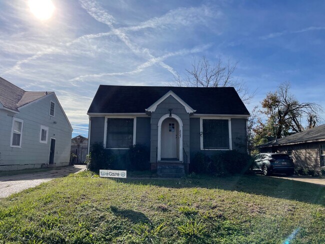 Building Photo - Beautiful 3 Bedroom Home with Central Air!