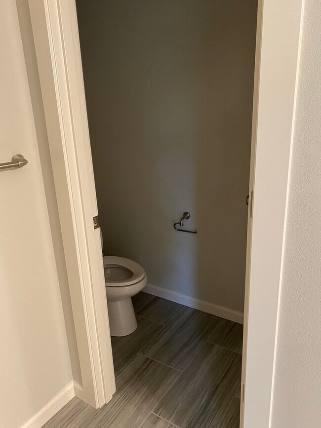 Building Photo - AVAILABLE NOW!!! 4BD/3BA - Pet friendly + Fenced Yard & Washer/Dryer Included - Great South Locat...