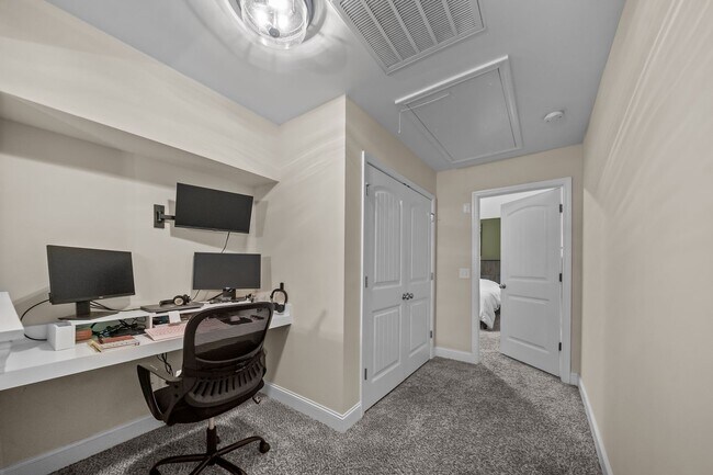Building Photo - 3 Bedroom Townhome Across from Richmond Hill Golf Club
