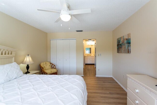 Building Photo - 5630 Golf Pointe Dr
