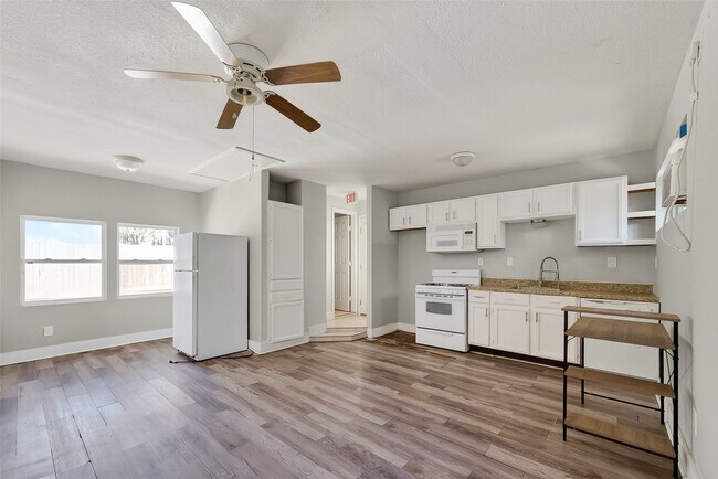 Building Photo - 1810 Indian Shores Rd