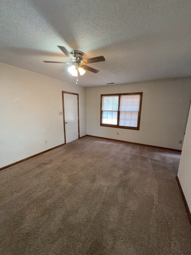 Building Photo - 176 Waters Rd