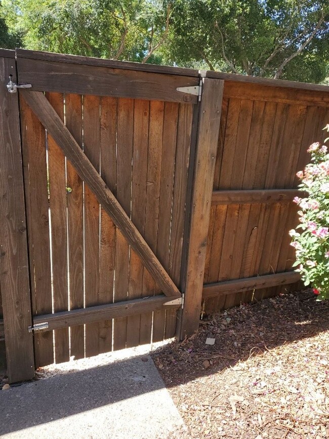 Building Photo - 3 Bedroom 1.5 bath in Covell Commons HOA i...