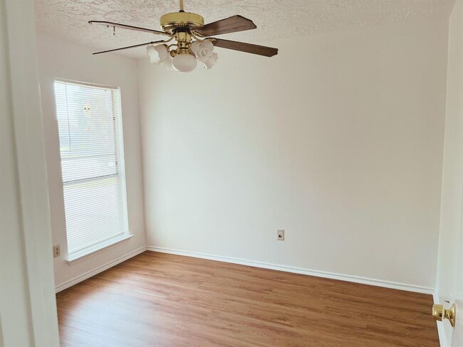 Building Photo - 10603 Village Trail Dr