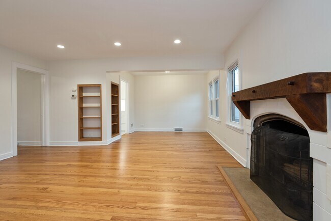 Building Photo - 618 1/2 Sheridan Rd