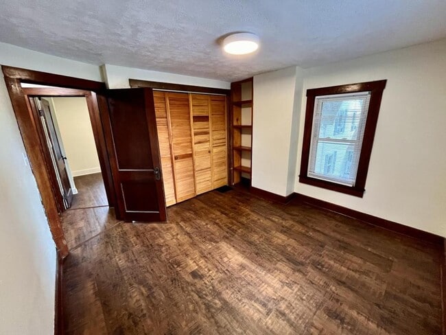 Building Photo - 604 N Park St