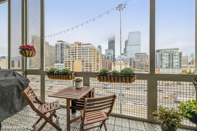 Building Photo - 770 W Gladys Ave