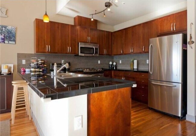 Building Photo - Welcome home to Starpointe at Issaquah Highlands