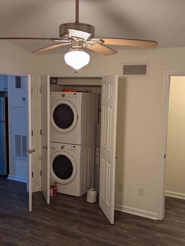 Building Photo - Rare.....One Bedroom One Bathroom Unit Available In Midtown!