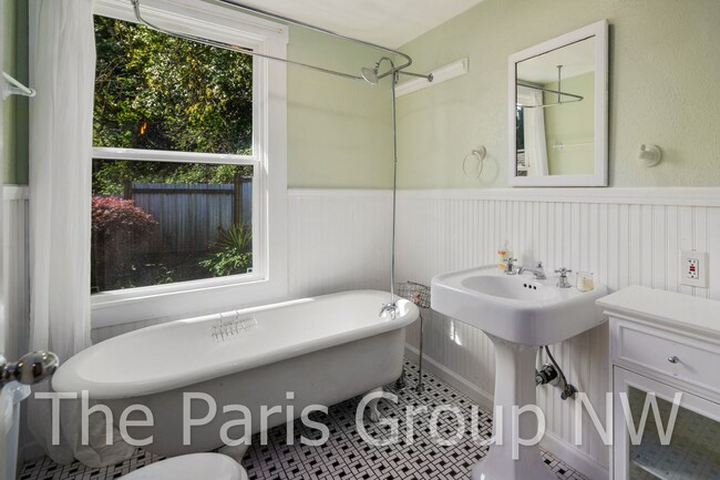 Building Photo - Adorable 3br, 2ba West Seattle Remodel * B...