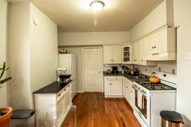 Kitchen - 429 Mallory Ave
