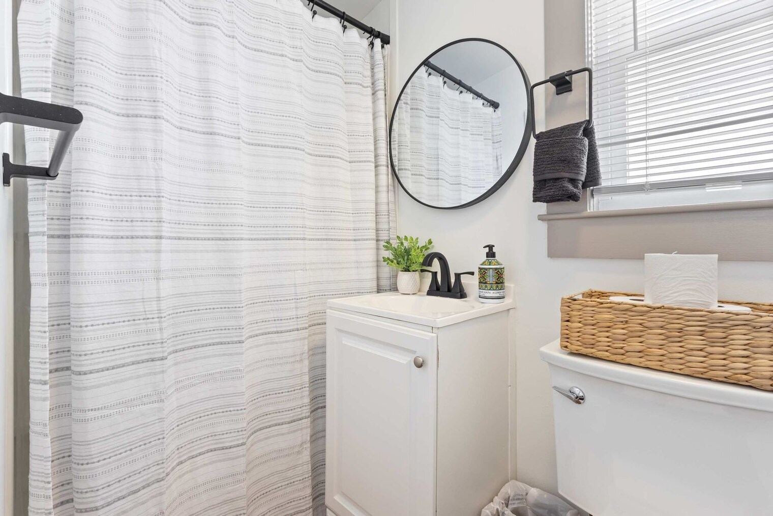 Building Photo - 2 Island Path