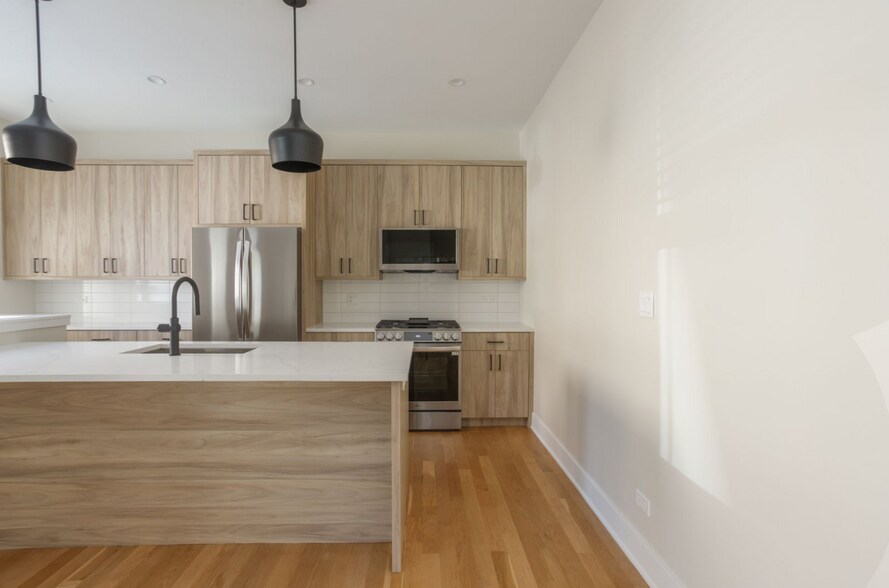 Building Photo - 1405 W Belden Ave