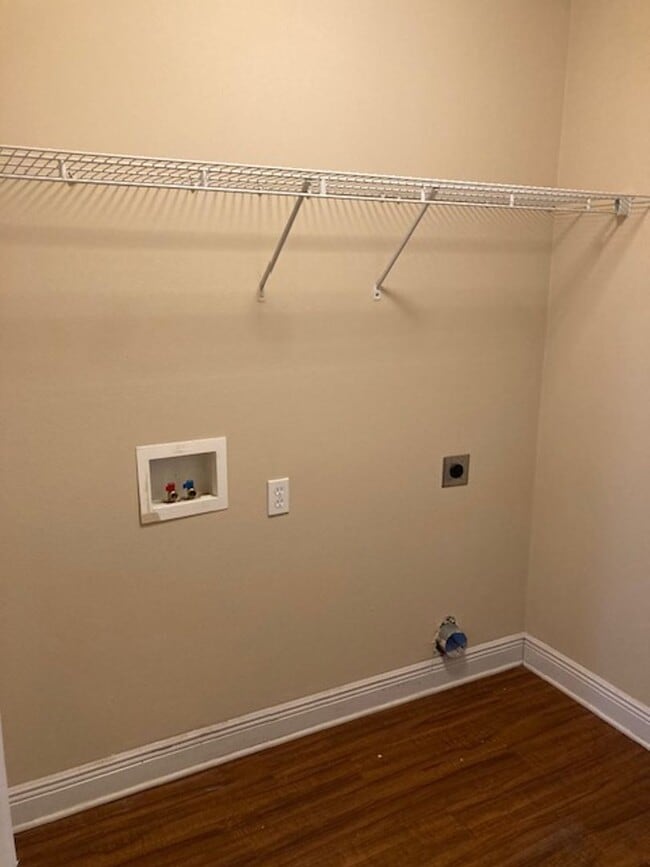 Building Photo - Spacious 4 Bedroom