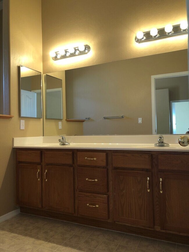 Building Photo - Spacious Three Bedroom Home in Granville R...