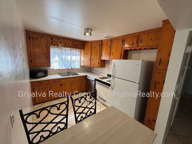 Building Photo - 4 Bed, 2 Bath House on a Large Corner Lot for Rent (22nd St/Wilmot)