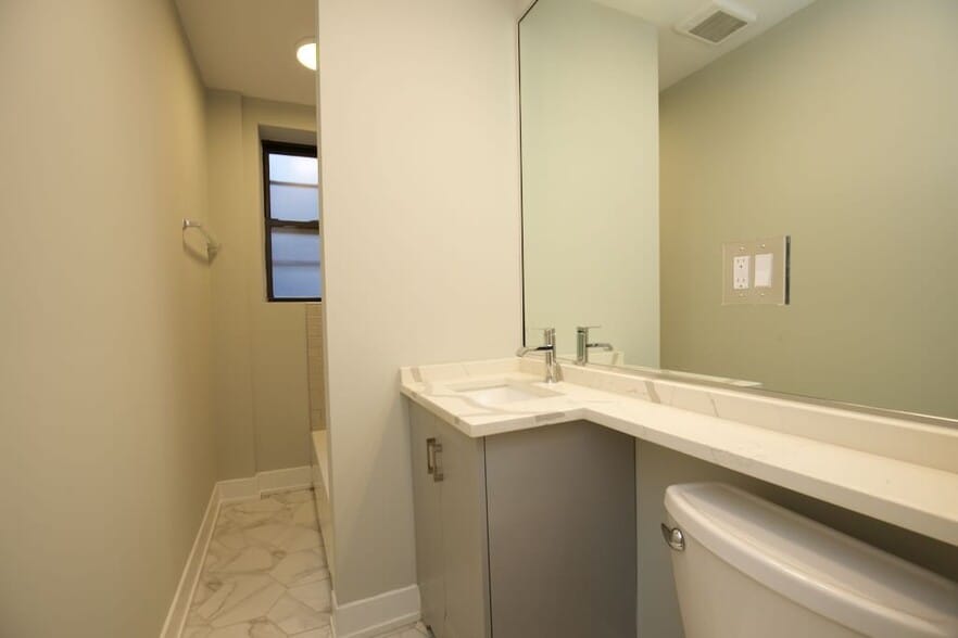 Building Photo - 545 W Belmont Ave
