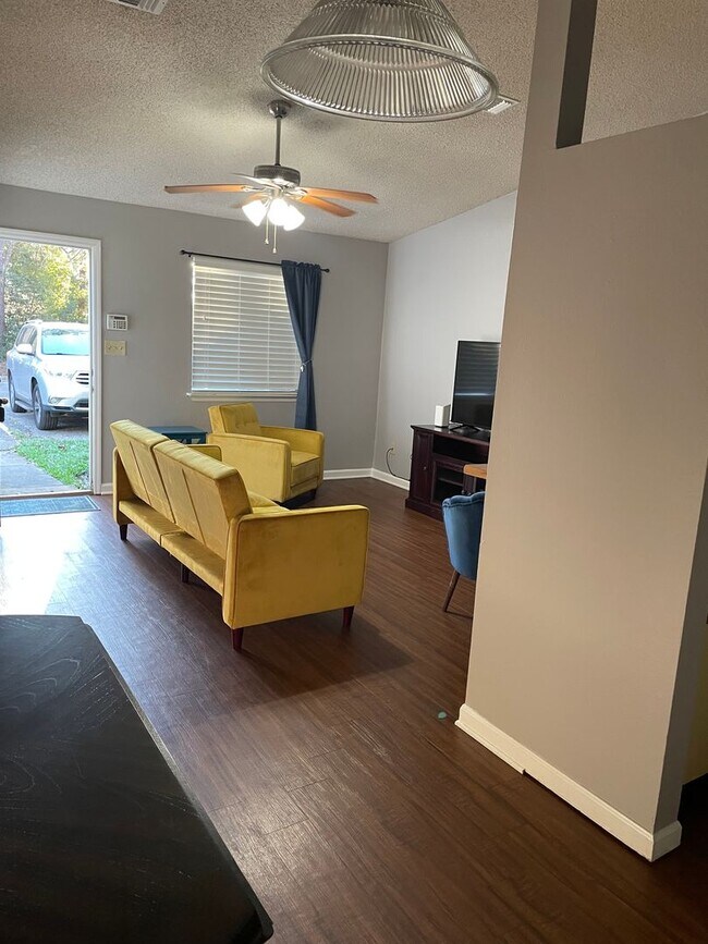 Building Photo - Cozy 1 bedroom townhome