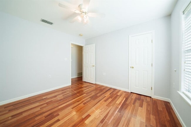 Building Photo - 1403 Broadmoor Dr