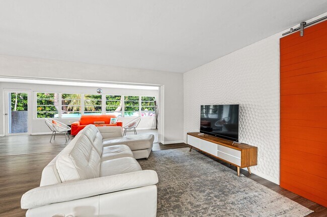 Building Photo - Single Family home on quiet street steps from the Intracoastal and Dining