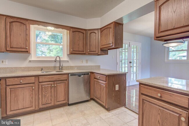 Building Photo - 8120 Drayton Ln