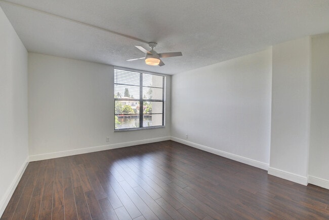 Building Photo - 18 Royal Palm Way