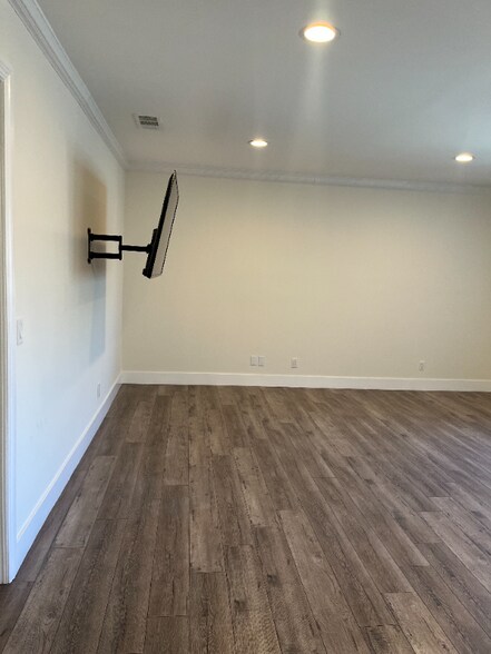 Building Photo - 6718 Simpson Ave