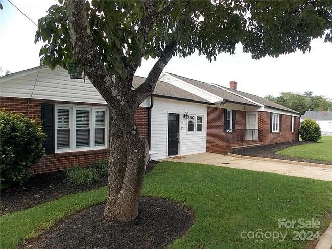 Primary Photo - 21 Colonial Ave