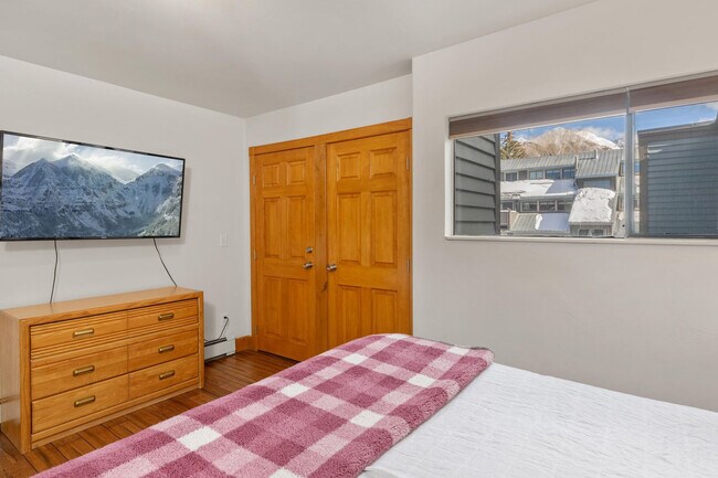 Building Photo - 747 W Pacific Ave