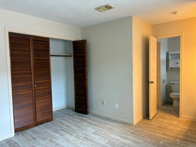 Building Photo - 13784 Hollowgreen Dr