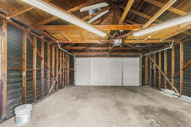 Building Photo - "Charming 2-Bedroom Retreat on Douglas Ave...