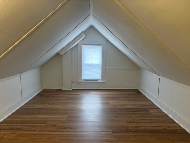 Building Photo - 355 Caroline St