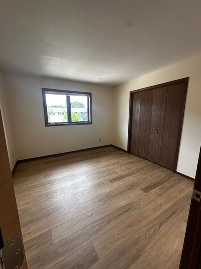 Building Photo - 3 bed/2 bath West Side Townhome