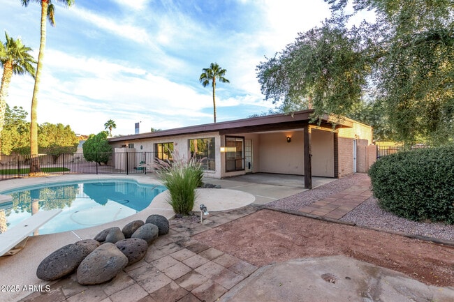 Building Photo - 4912 E Ludlow Dr