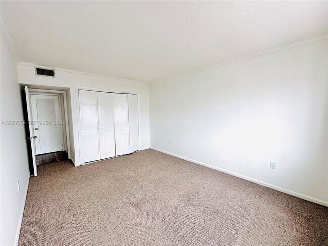 Building Photo - 400 Kings Point Dr