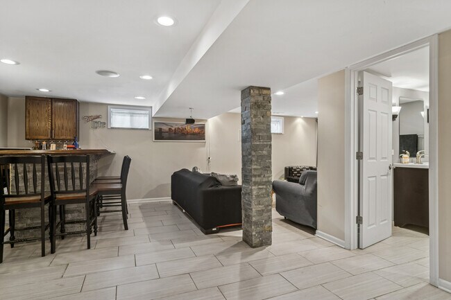 Building Photo - 102 S Ashland Ave