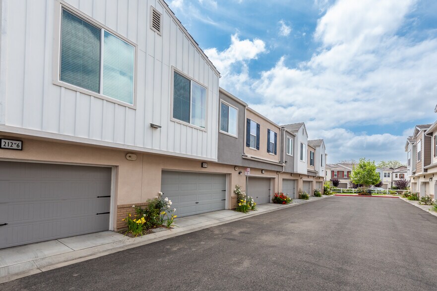 Private garage - 212 Red Brick Dr