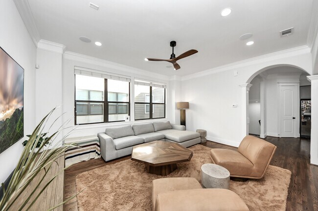 Building Photo - 916 W 20th St