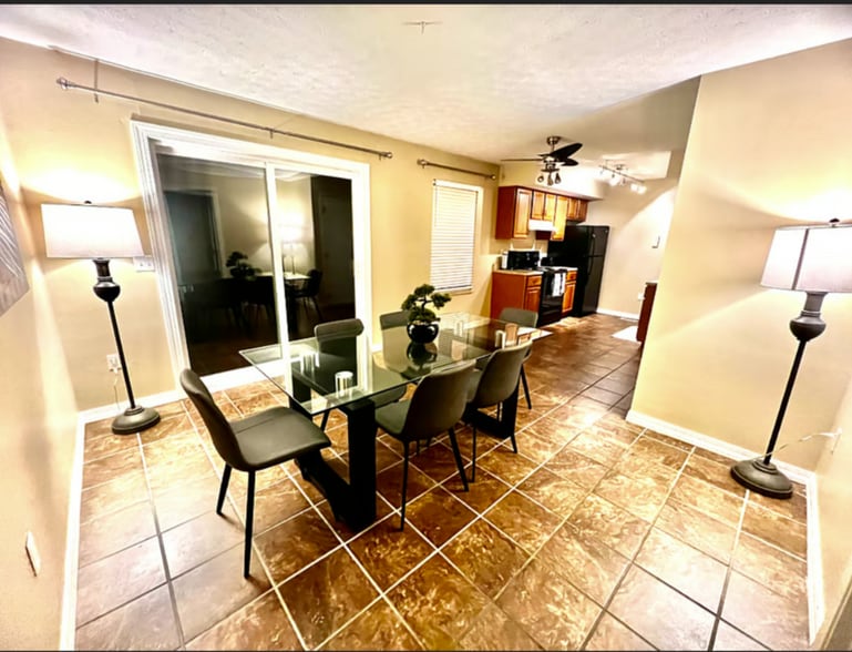 Eat-In Kitchen - 4311 Frontenac Dr