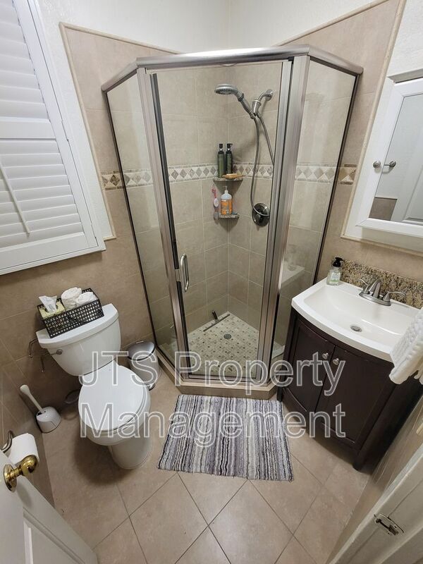 Building Photo - 1717 H St